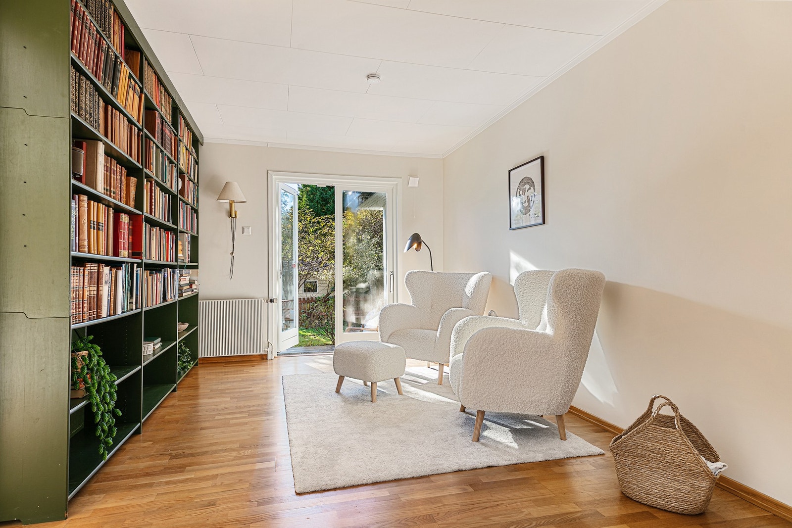 Forstue med bibliotek og utgang til terrasse Galleribilde