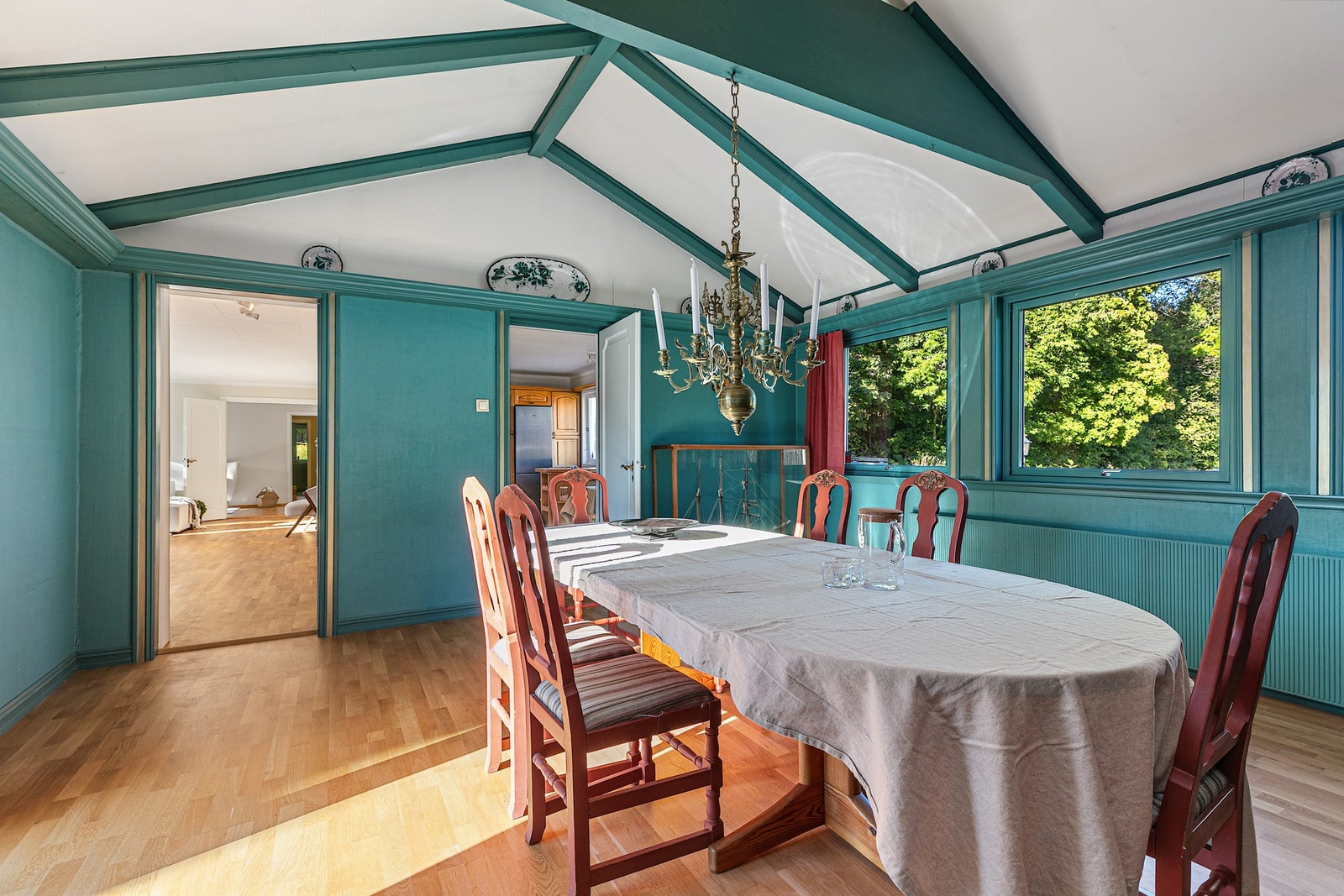 En særpreget spisestue med stor takhøyde Galleribilde