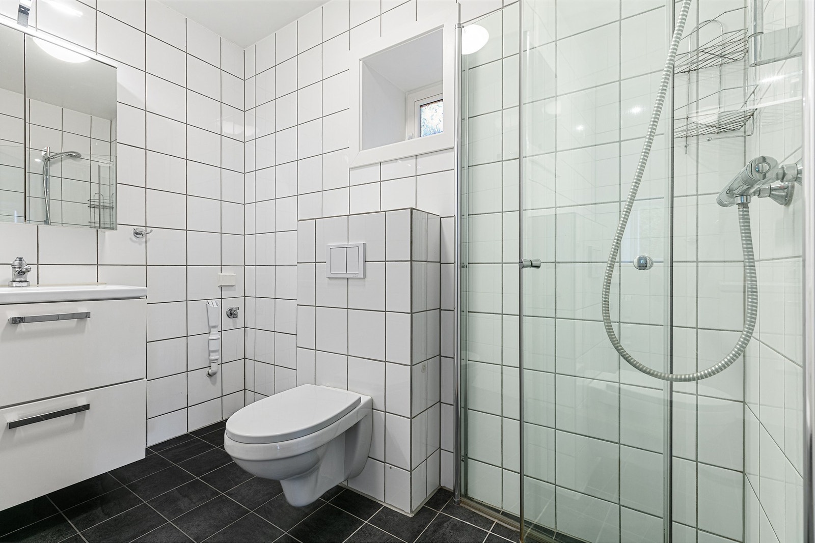 Flislagt moderne dusjbad/w.c.
med veggmontert toalett Galleribilde