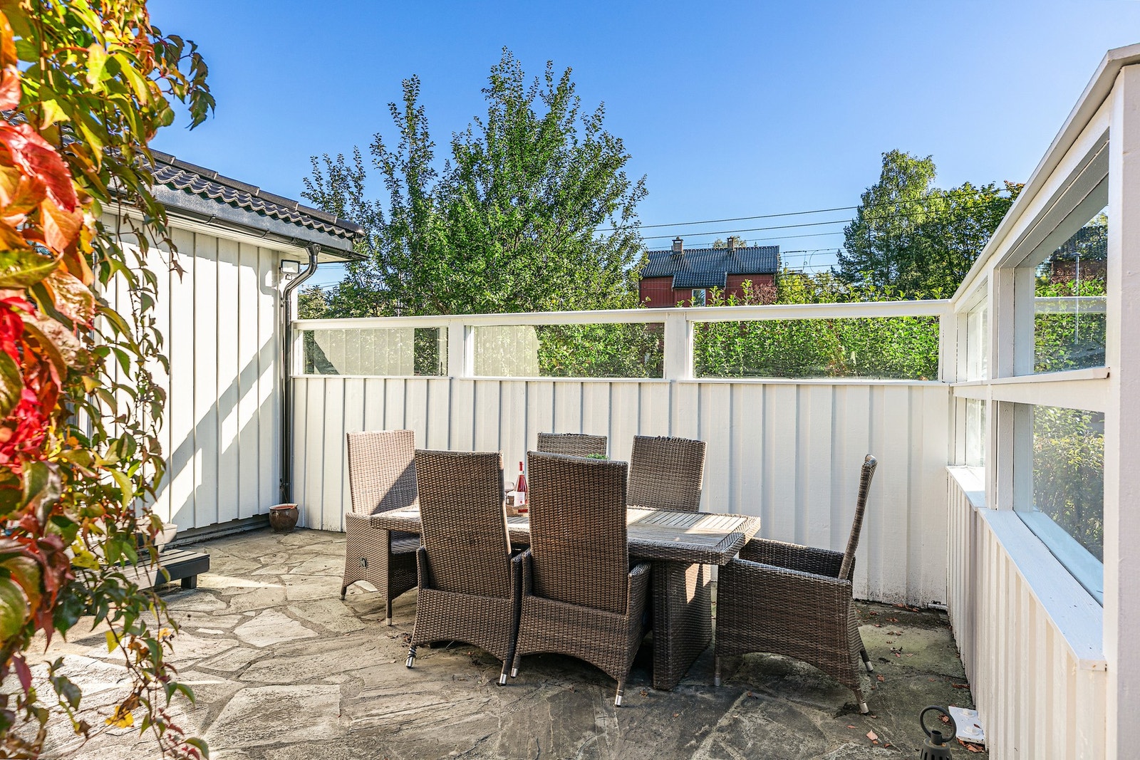 Fra spisestuen kommer man ut til en solrik, godt avskjermet terrasse Galleribilde