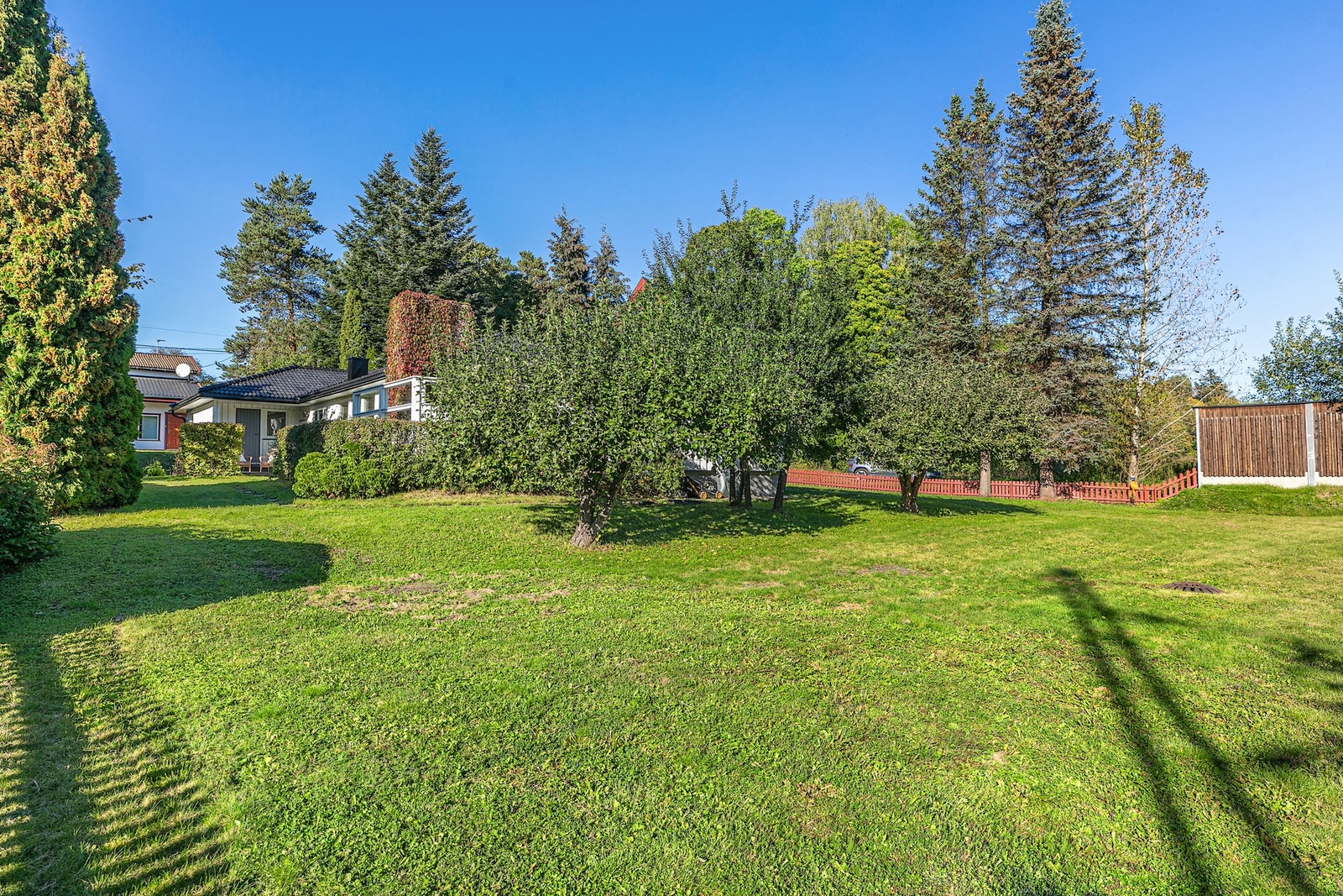 Her er det stor plass hvor barna kan spille fotball, eller man kan sette opp trampoline. Galleribilde