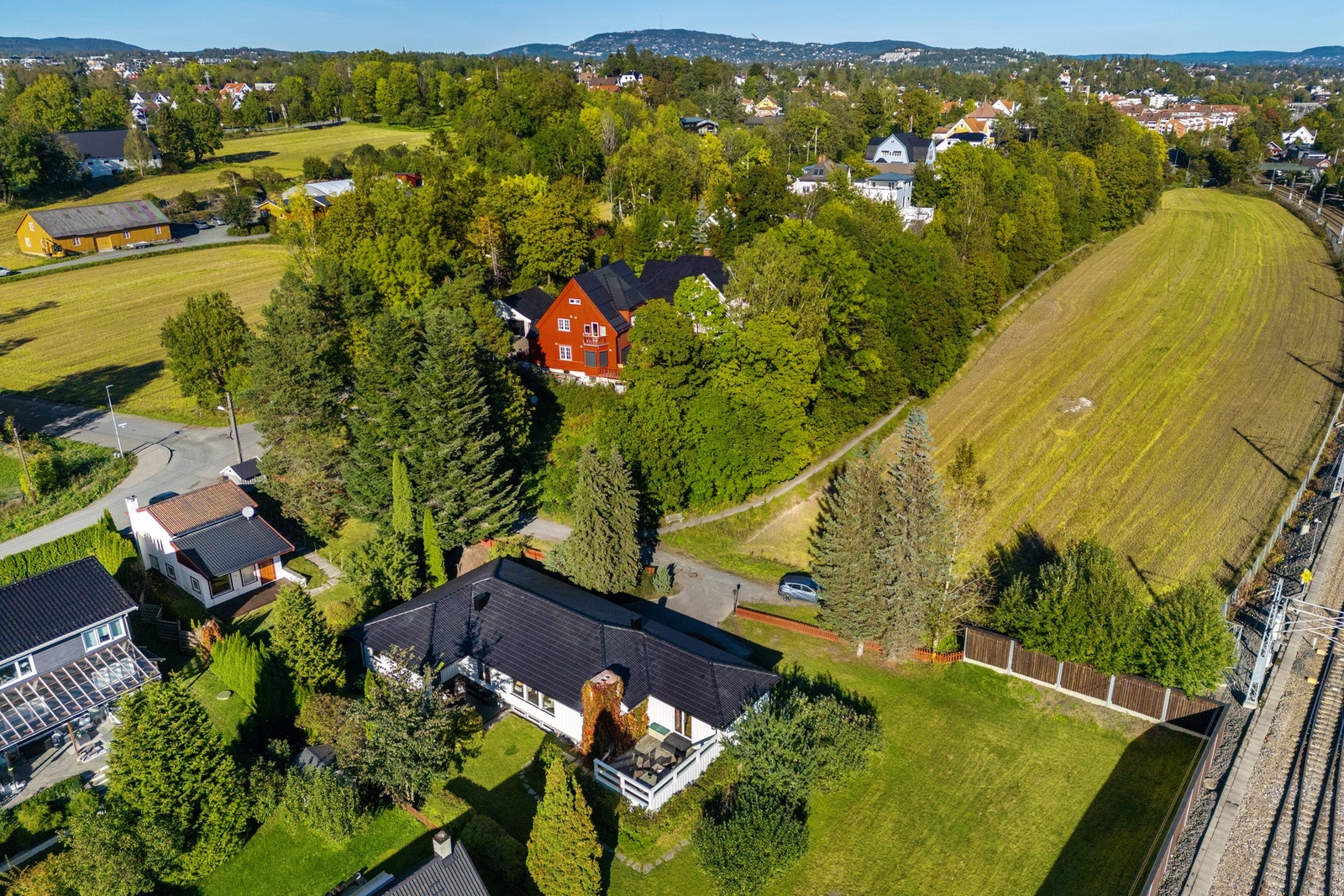 Oversiktsbilde - her ser man at eiendommen grenser til områder til Store Stabekk gård med bla, landbruksområde. Her går det turvei bort til Stabekk sentrum Galleribilde