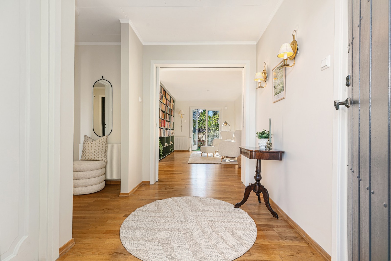 Fra hovedinngangen kommer man inn til hall/forstue Galleribilde