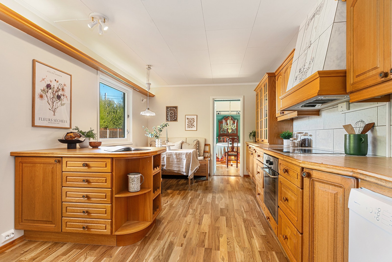 Velutstyrt kjøkken med profilerte eikefronter Galleribilde