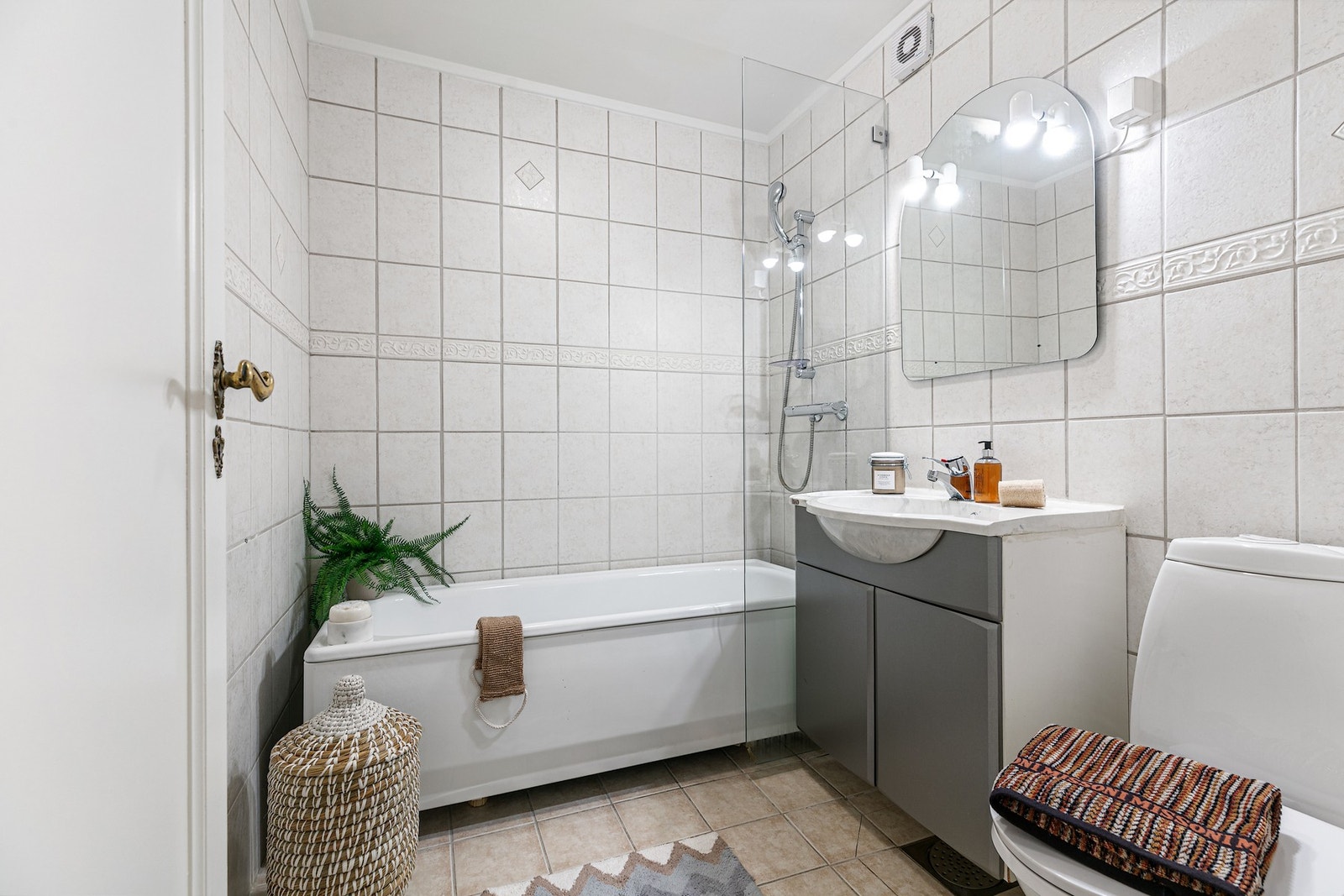 Flislagt hovedbad/w.c. med badekar Galleribilde