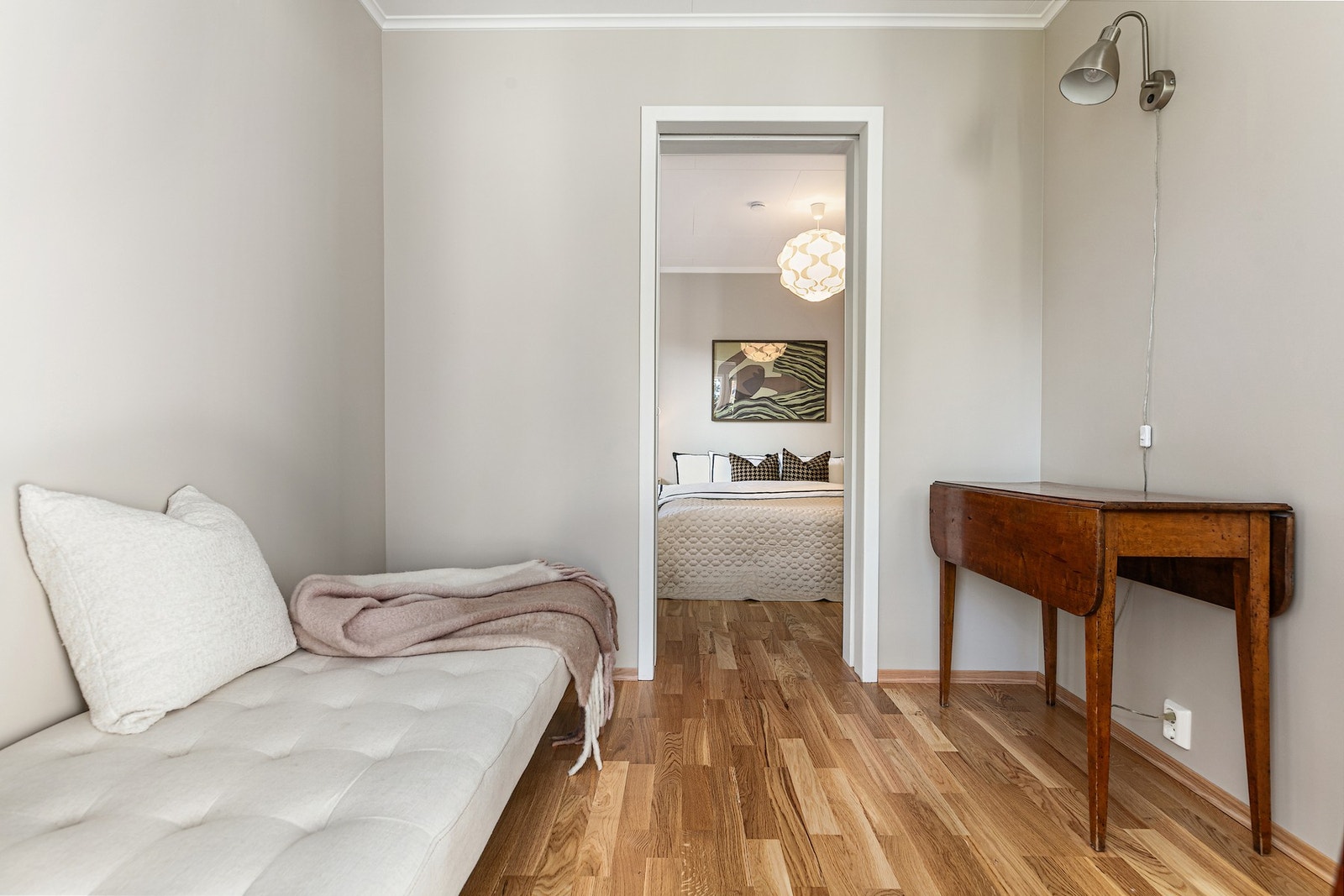 Garderobe mellom hovedsoverom og dusjbad/w.c. Galleribilde