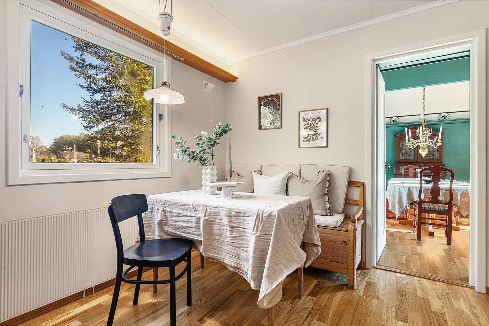 Spiseplass og inngang til spisestuen Galleribilde