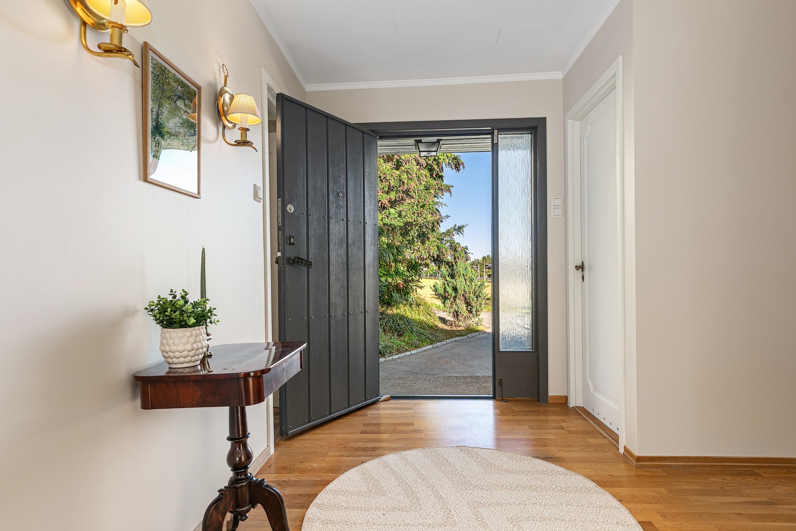 Hovedinngang med hall Galleribilde