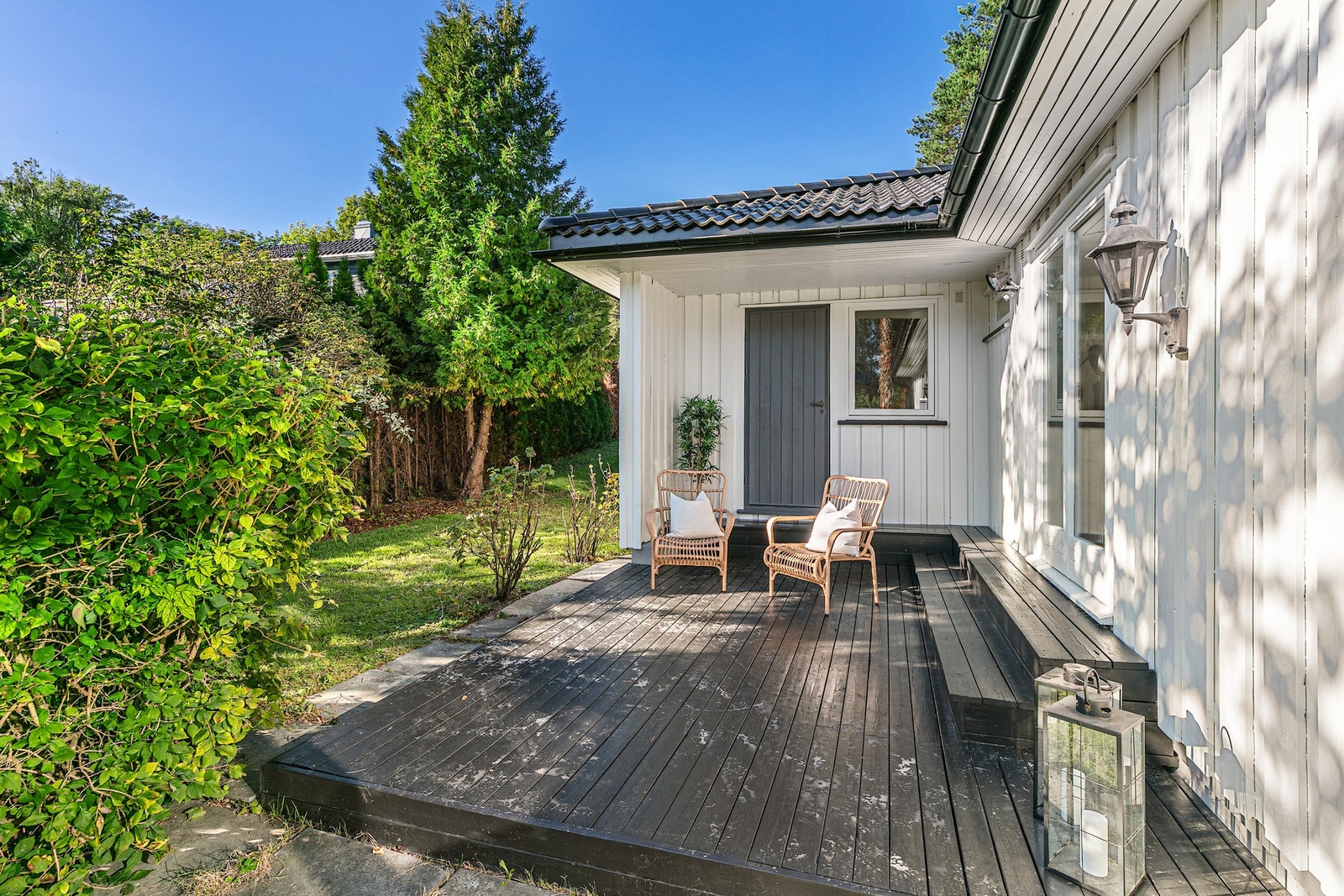 Fra bibliotek og hovedsoverom er utgang til solrik terrasse Galleribilde