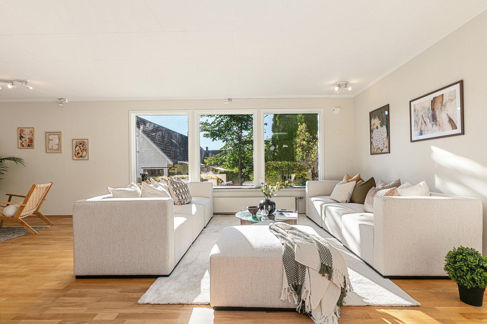 Romslig og lys stue med store vinduer mot vest Galleribilde