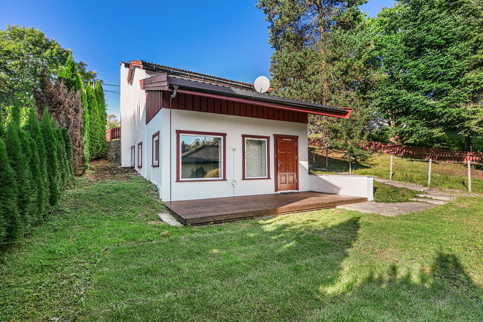 I den separate leiligheten er det fin terrasse Galleribilde