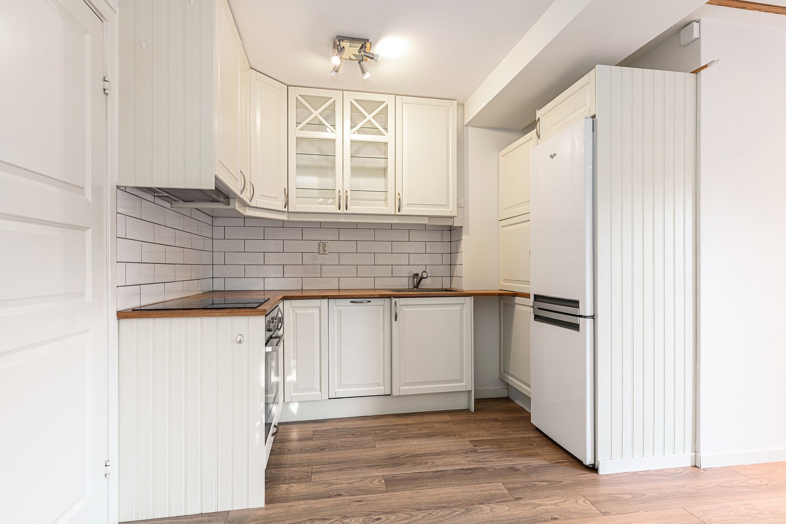 Kjøkken med åpen løsning til stuen Galleribilde