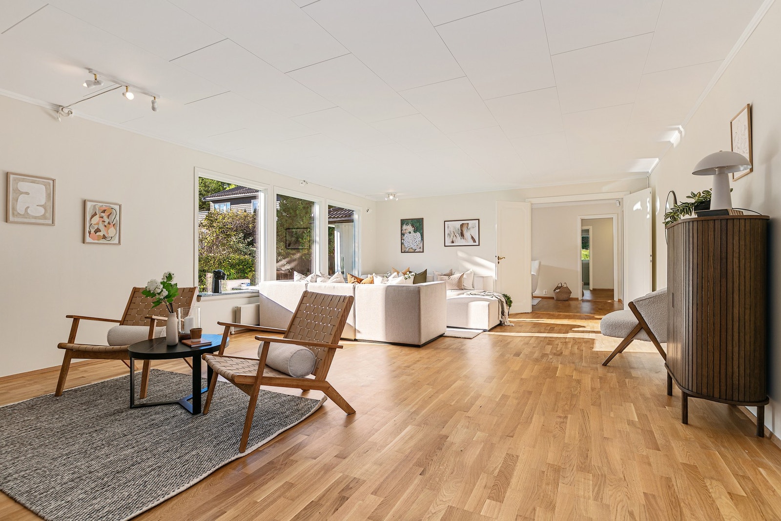 Oversikt over den romslige stuen som gir mange møbleringsmuligheter Galleribilde