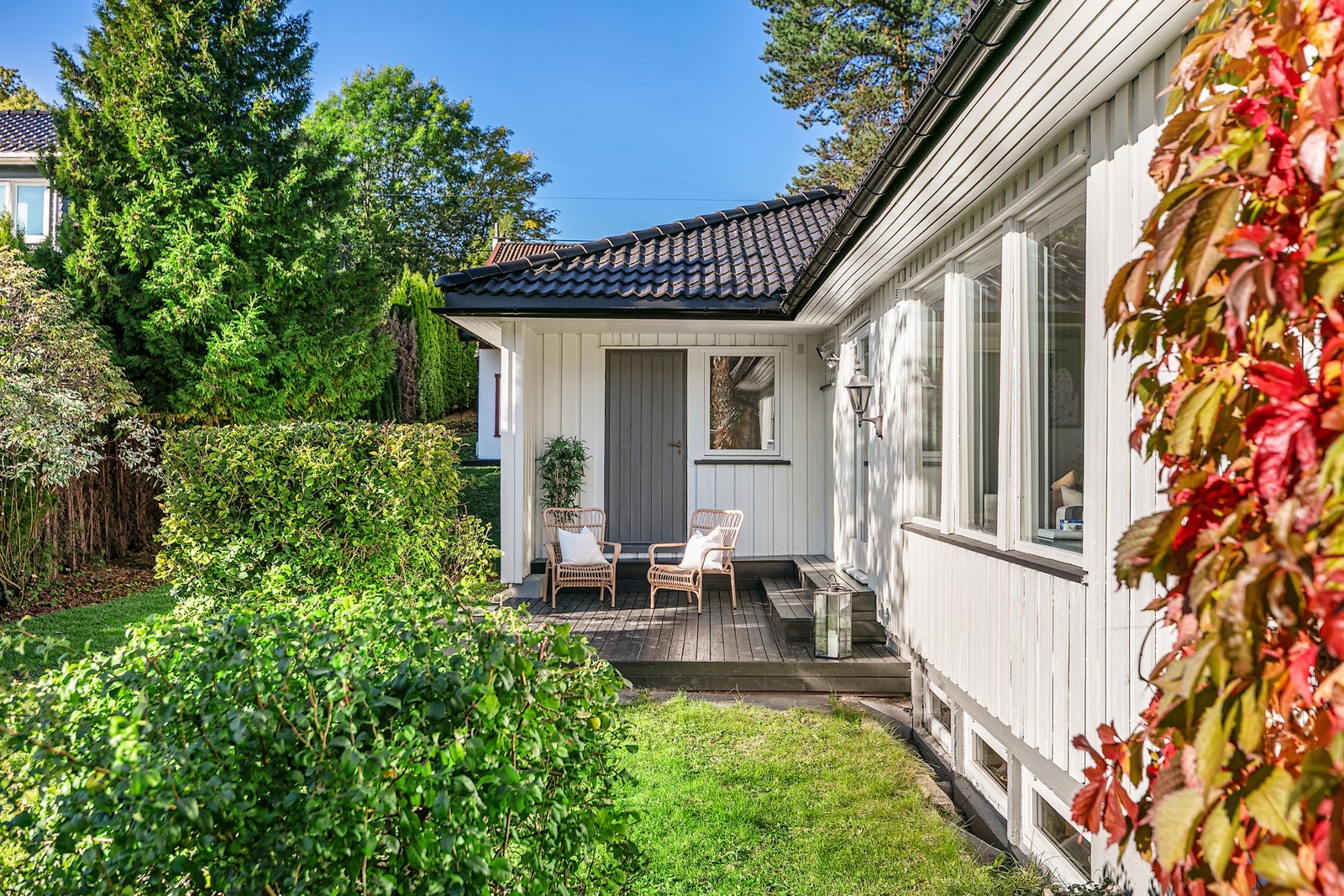 Det er anlagt 2 solrike terrasser på husets sydvestside Galleribilde