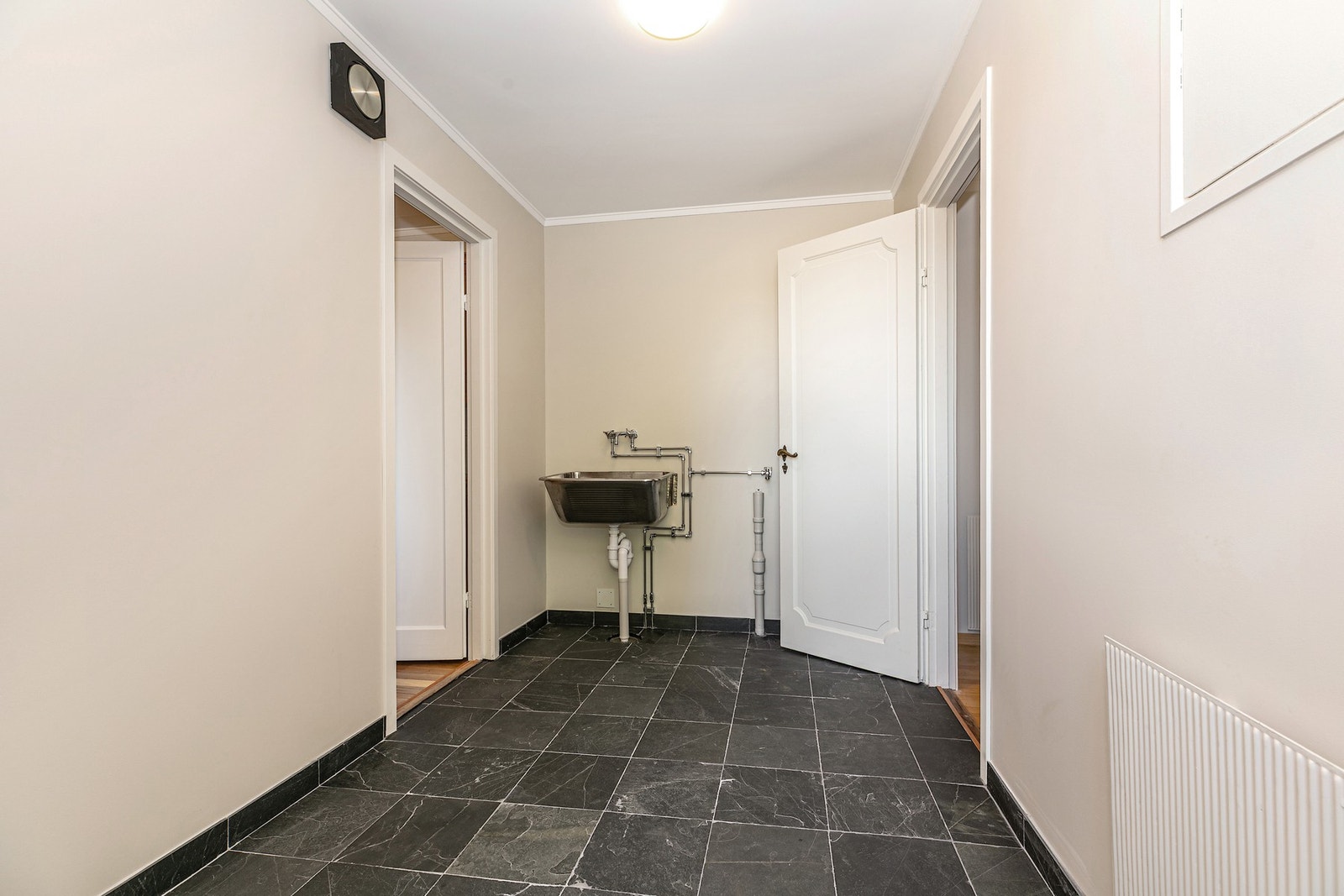 Kjøkkeninngang med vaskerom Galleribilde