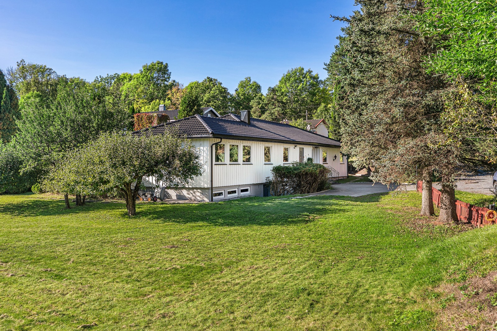 Romslig opparbeidet hage med store grøntområder, plen m.m. Galleribilde