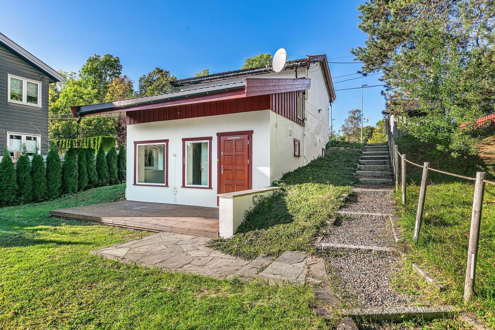 Adkomsten ned til hovedhuset går fra ned på siden av garasjen Galleribilde