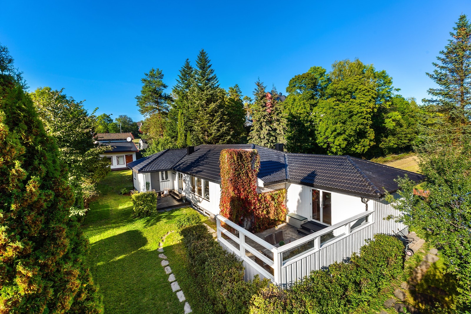 Huset ligger i et etablert villaområde på Høvik og grensende til friområde, landbruksområde og godt skjermet mot jernbanene i syd Galleribilde