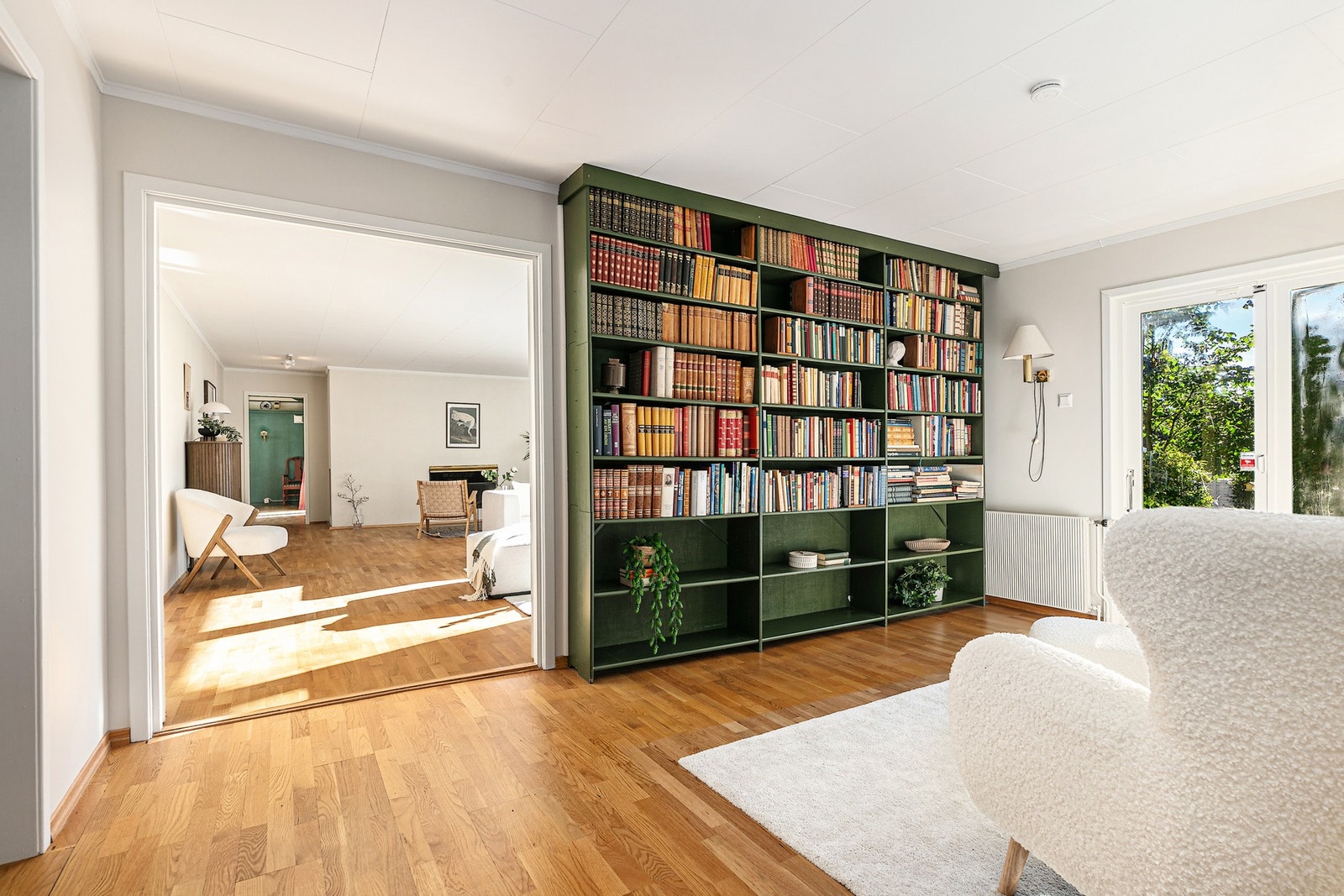 Fra forstuen kommer man direkte inn til en stor stue Galleribilde