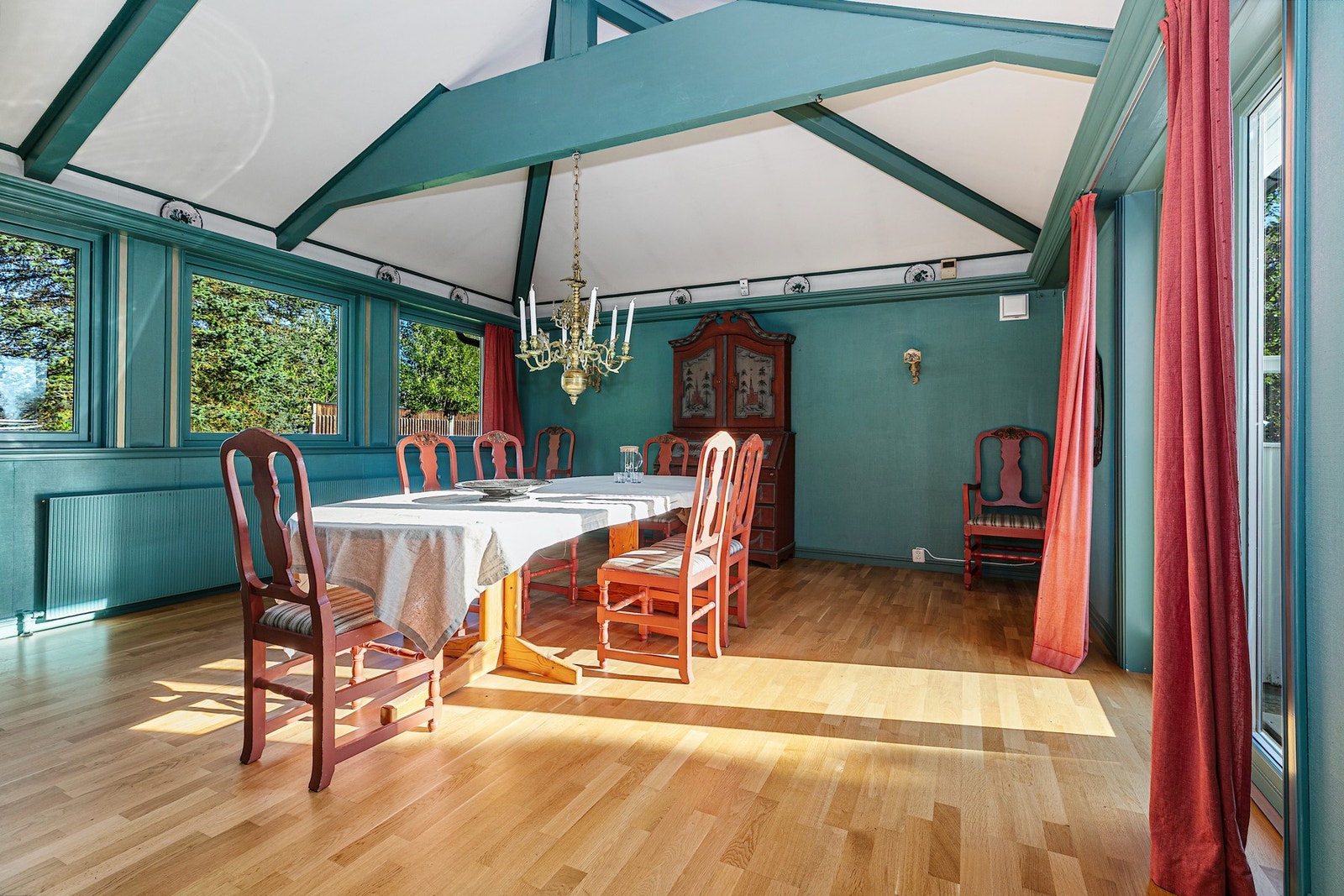 Romslig spisestue hvor man kan dekke langbord.
Utgang til solrik terrasse Galleribilde