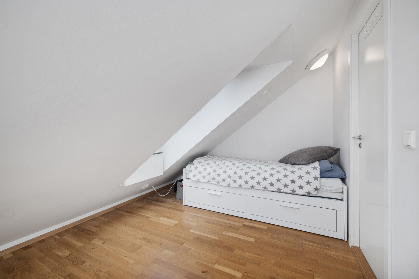 Begge rommene har plass til seng og oppbevaringsløsning. Galleribilde