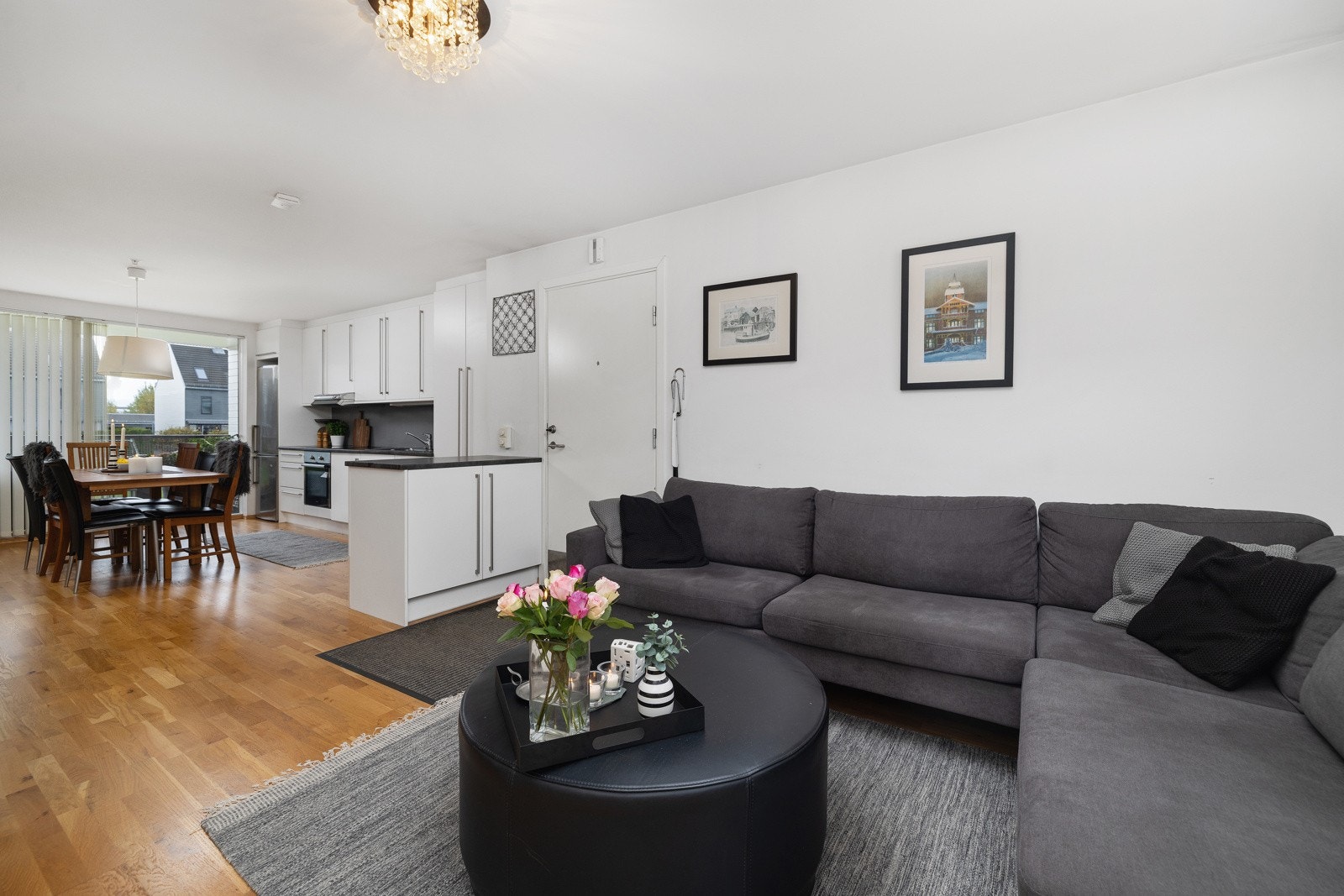 Leiligheten har åpent allrom i hovedetasjen, med stuekrok og kjøkken med plass til spisebord. Galleribilde