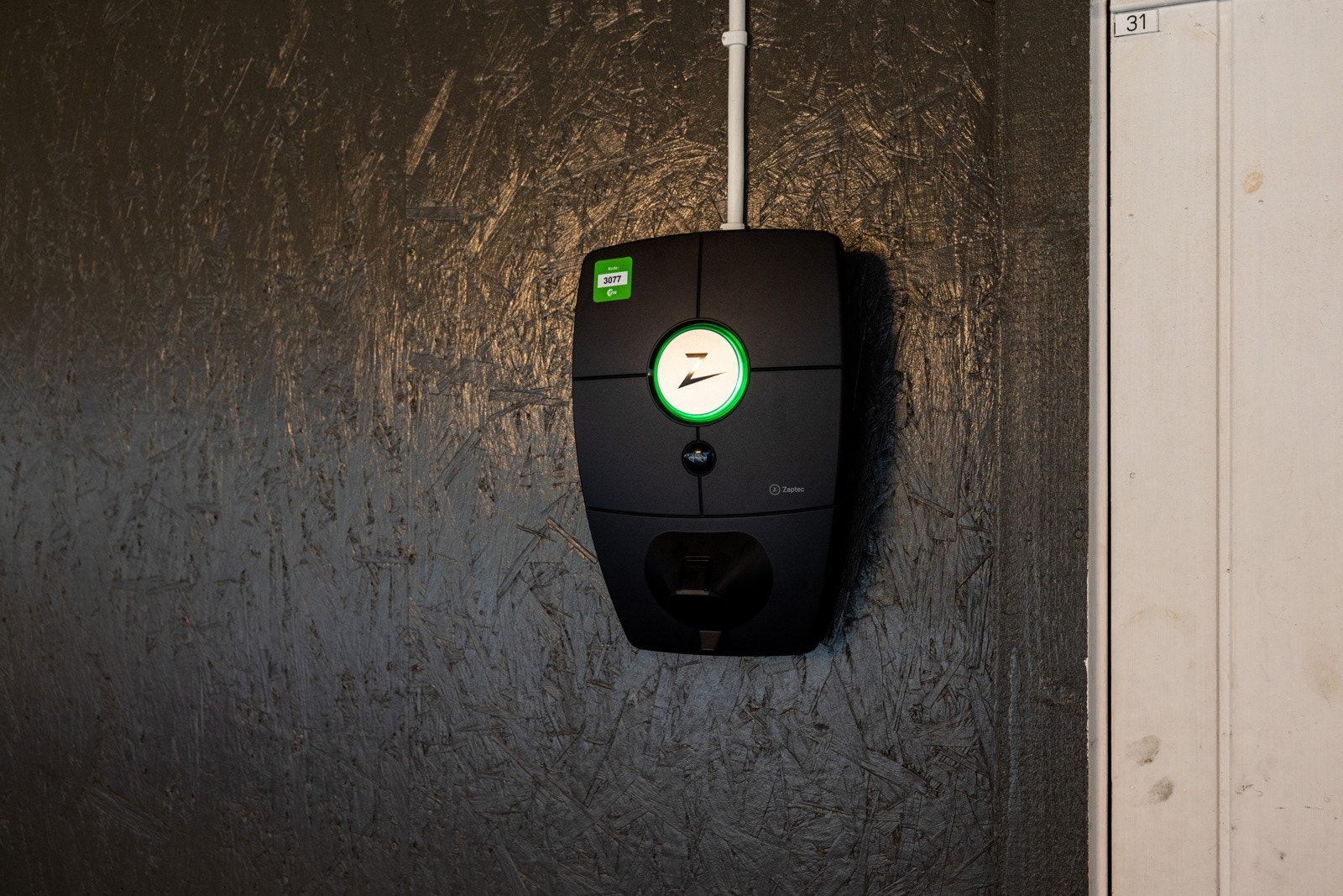 I carporten er det installert elbillader. Galleribilde