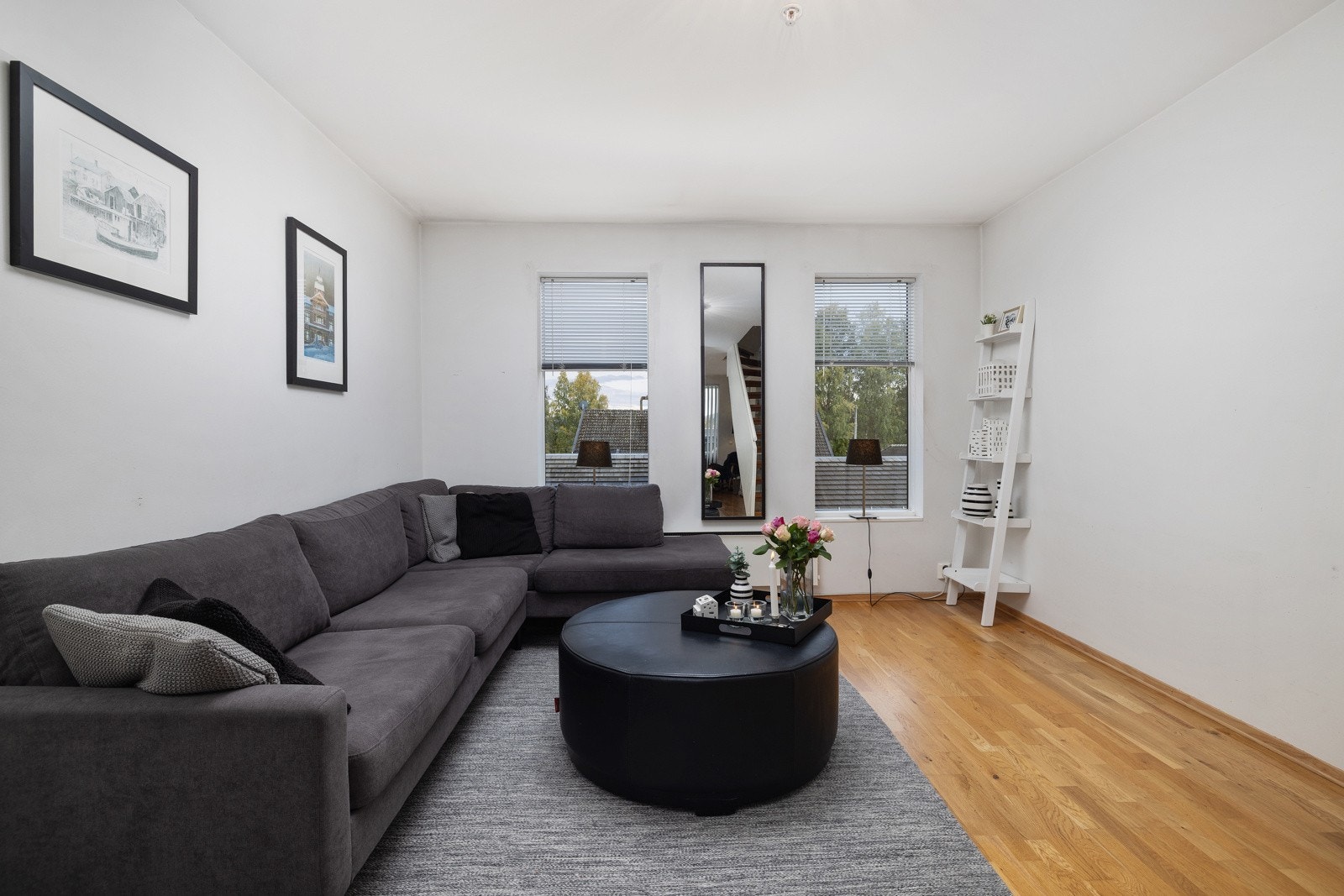 Det er plass til å innrede sofagruppe og tv i egen sone. Galleribilde