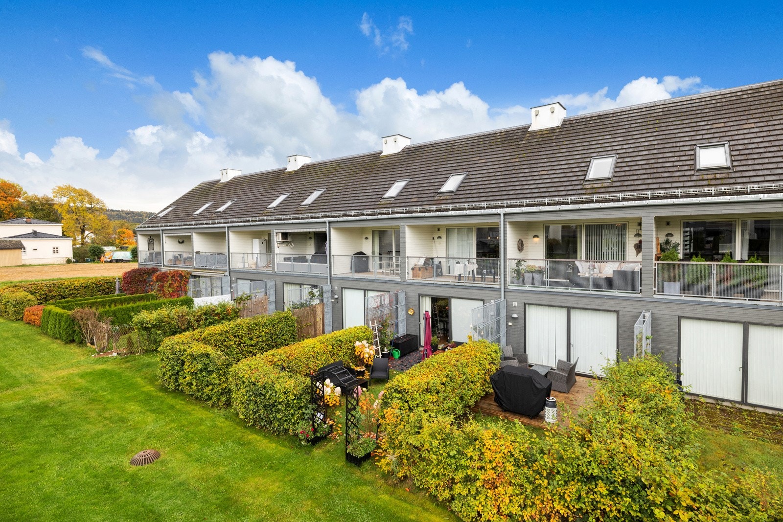 Velkommen til en lys og hyggelig 3-roms leilighet over to plan i Strandtunet 31. Galleribilde