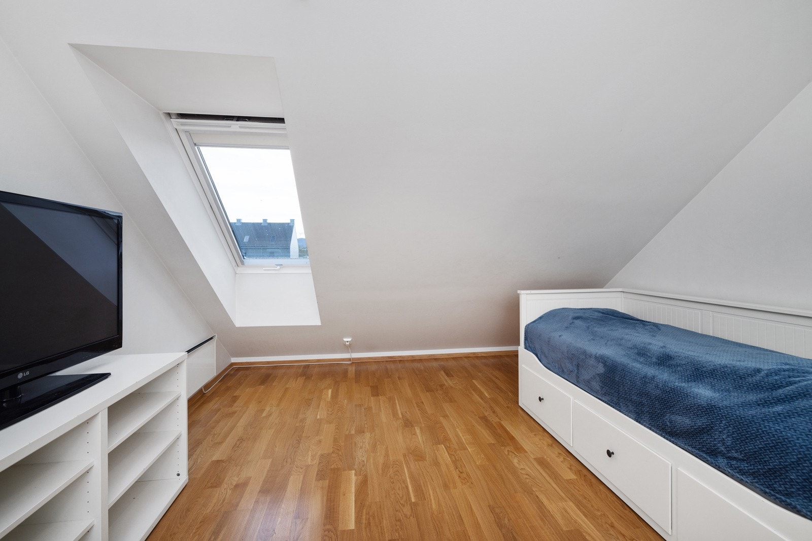 Begge rommene har takvindu som gir fint lysinnslipp helt uten innsyn. Galleribilde