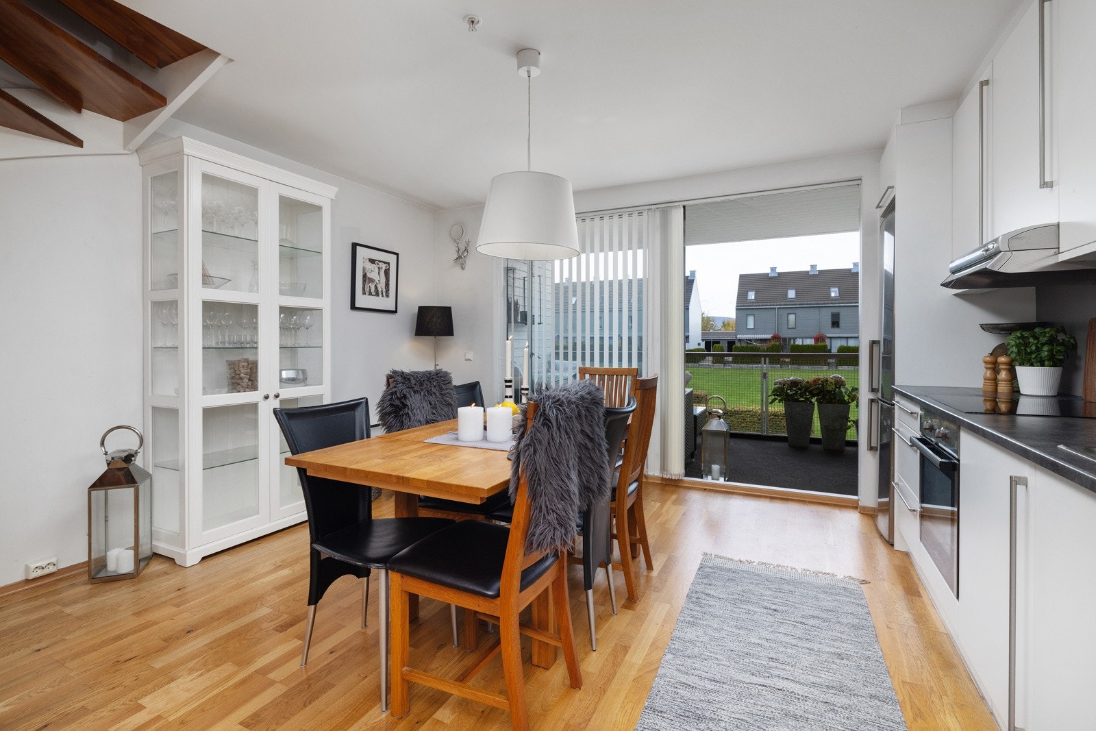 Det er utgang til balkongen som blir en fin forlengelse av rommet. Galleribilde