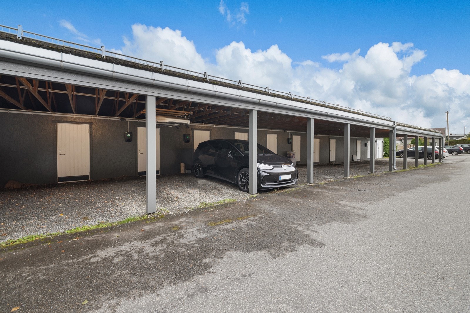 Det medfølger bruksrett til carport med tilliggende utebod på ca. 5 kvm. Galleribilde