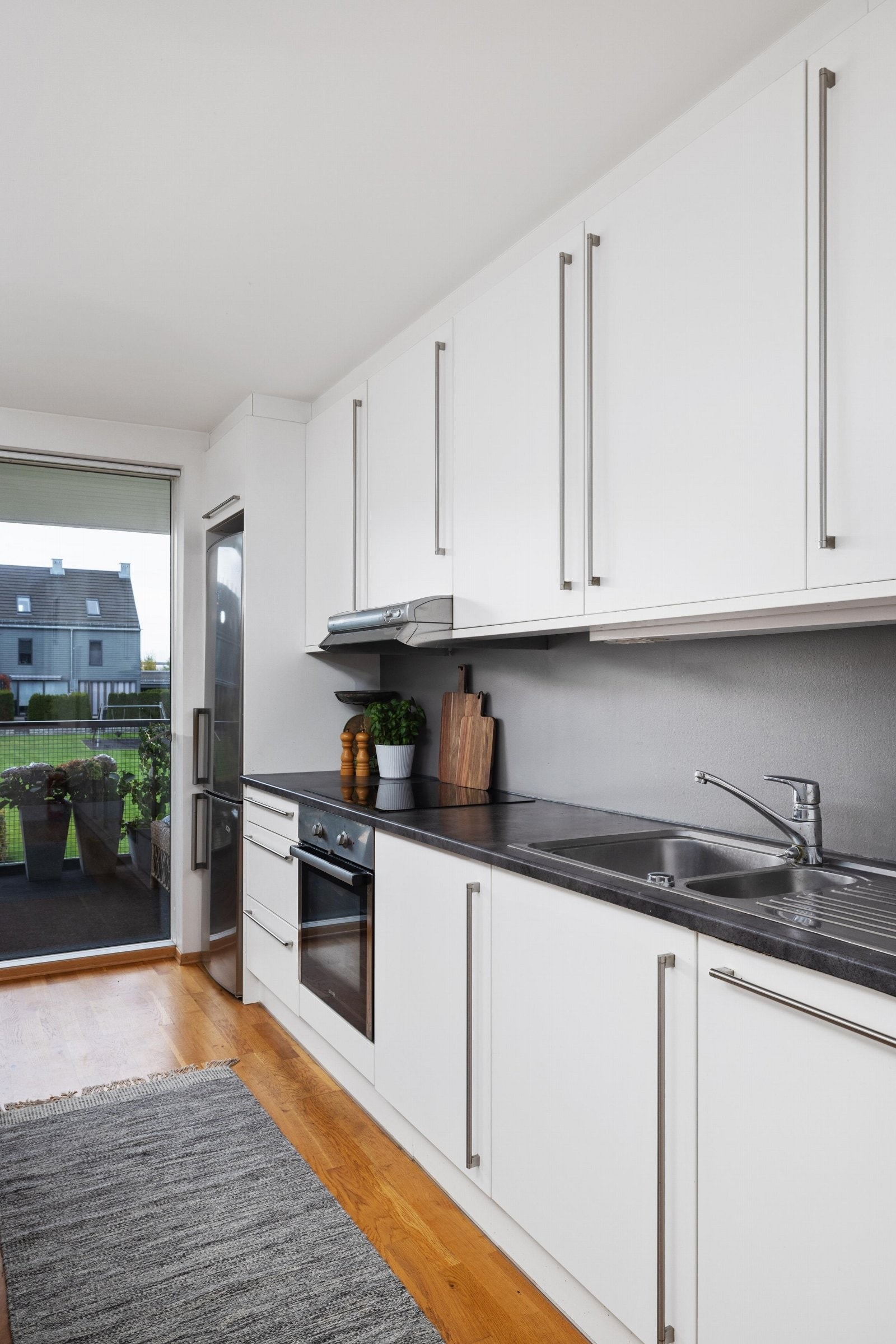 Kjøkkeninnredningen har slette fronter, laminat benkeplate og integrerte hvitevarer som medfølger. Egen nisje med plass til kombiskap. Galleribilde