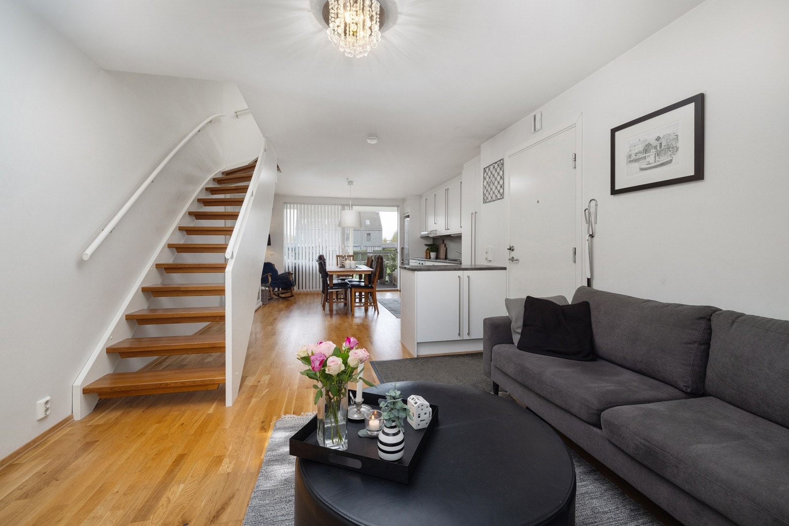 Leiligheten har parkettgulv i alle rom (unntatt bad), og vegger er malt i hvitt. Her kan du enkelt sette ditt personlige preg. Galleribilde