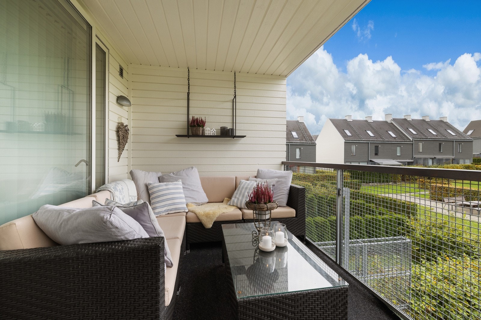 Inntrukket og lun balkong på ca. 10 kvm, med kveldssol og hyggelig utsyn mot felles hage. Galleribilde