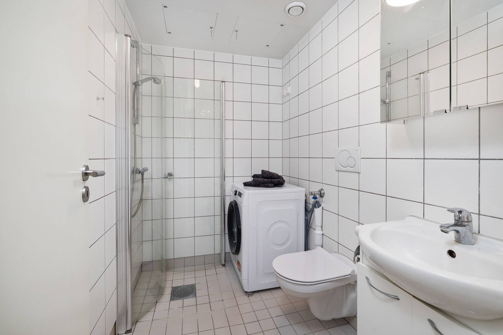 Badet har flislagte overflater og gulvvarme. Det er opplegg for vaskemaskin. Galleribilde