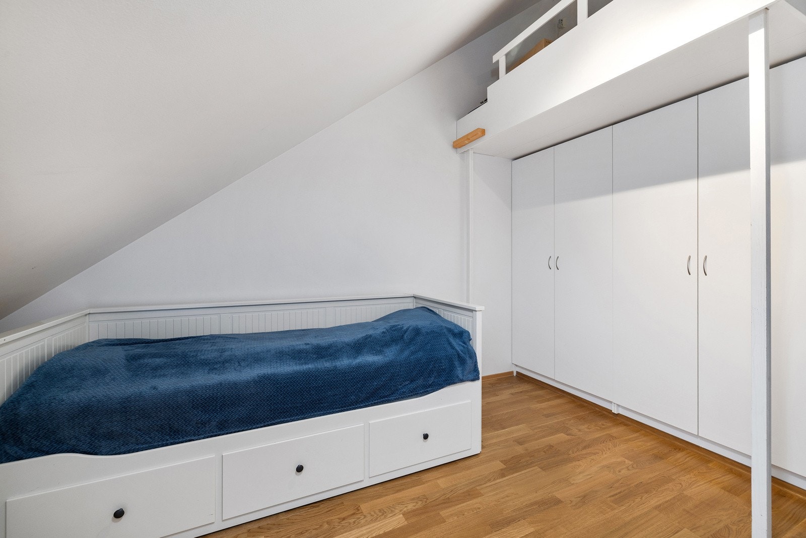 I 3.etg/loft er det to soverom. Ett av rommene har praktisk hems-løsning og stort garderobeskap med god plass til lagring. Galleribilde