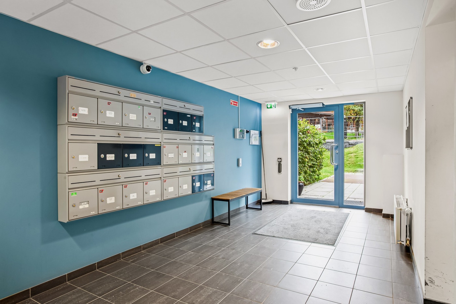 Velstelt felles inngangsparti med heis og postkasser - et ryddig og moderne borettslag med god standard. Galleribilde