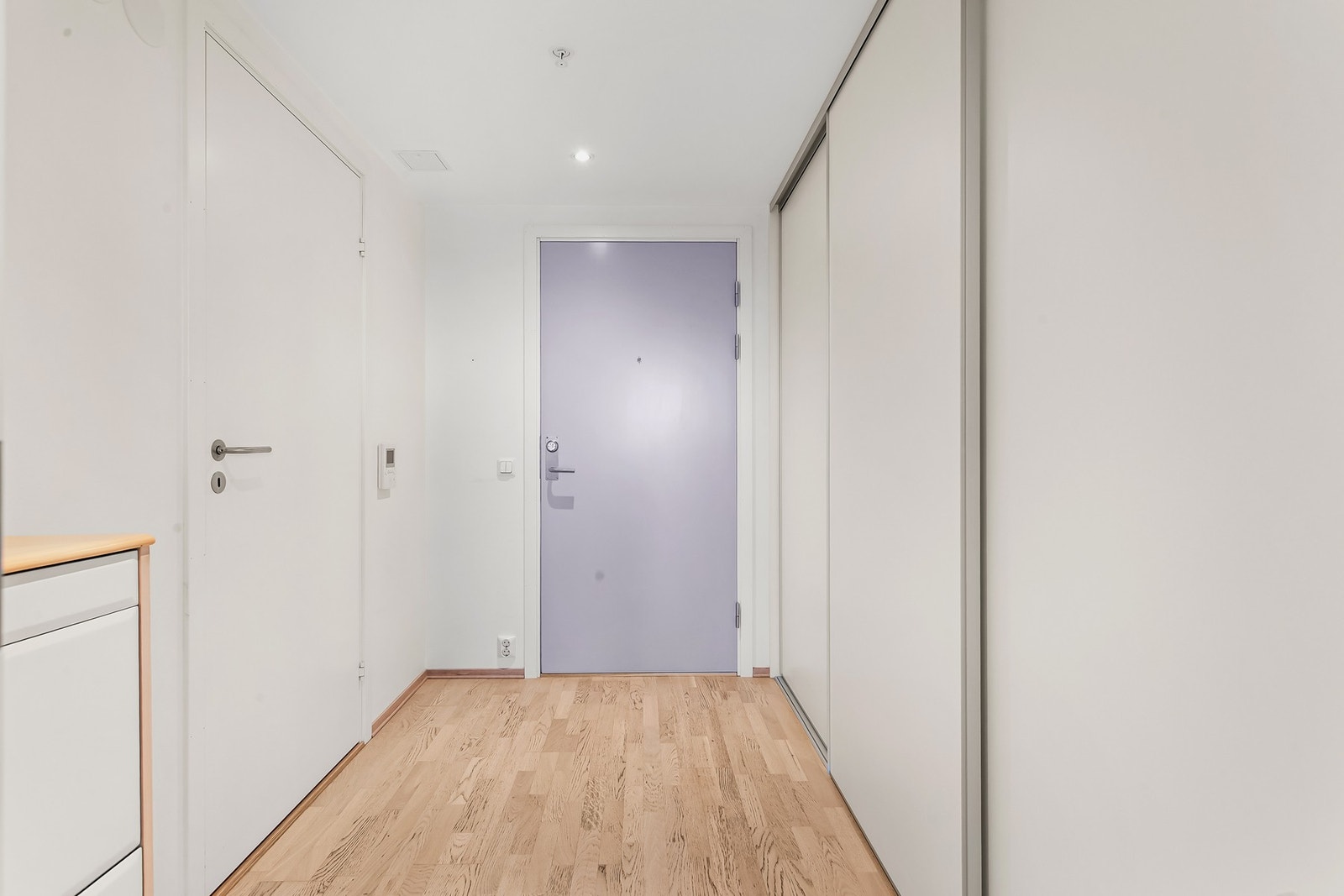 Lys og romslig entré med parkett og stor skyvedørsgarderobe - her er det god plass til oppbevaring av yttertøy. Galleribilde
