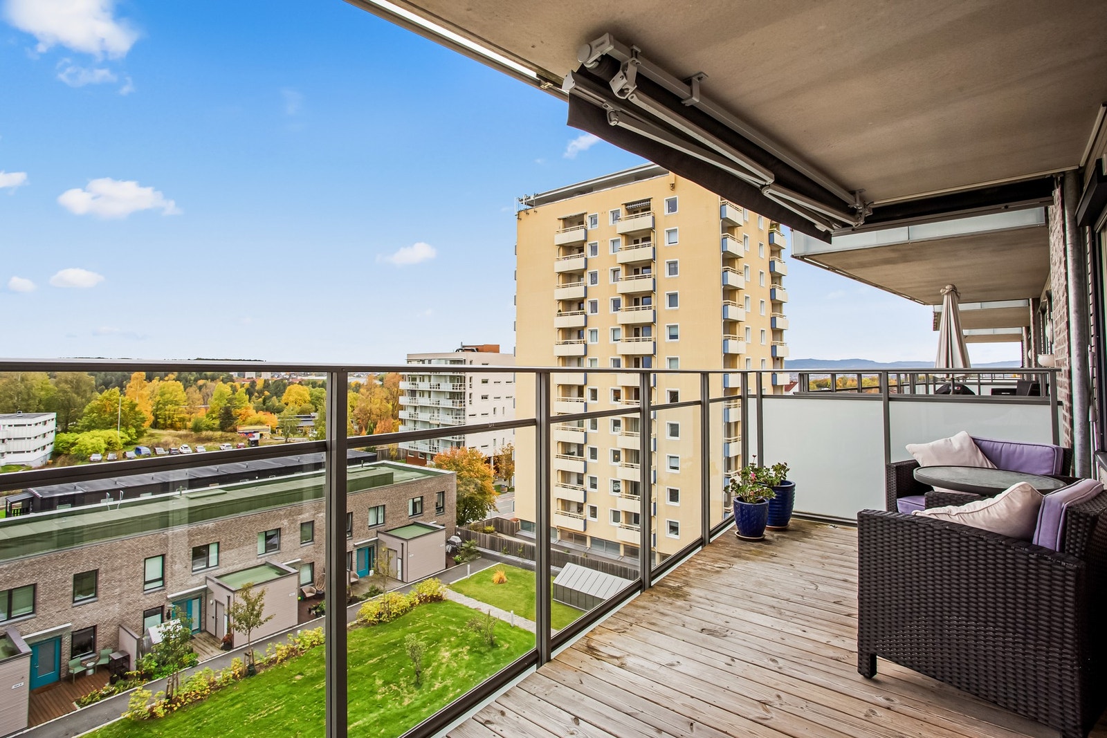 Romslig balkong med fint utsyn utover nærområdet. Her er det god plass til å innrede med ønsket møblement. Galleribilde