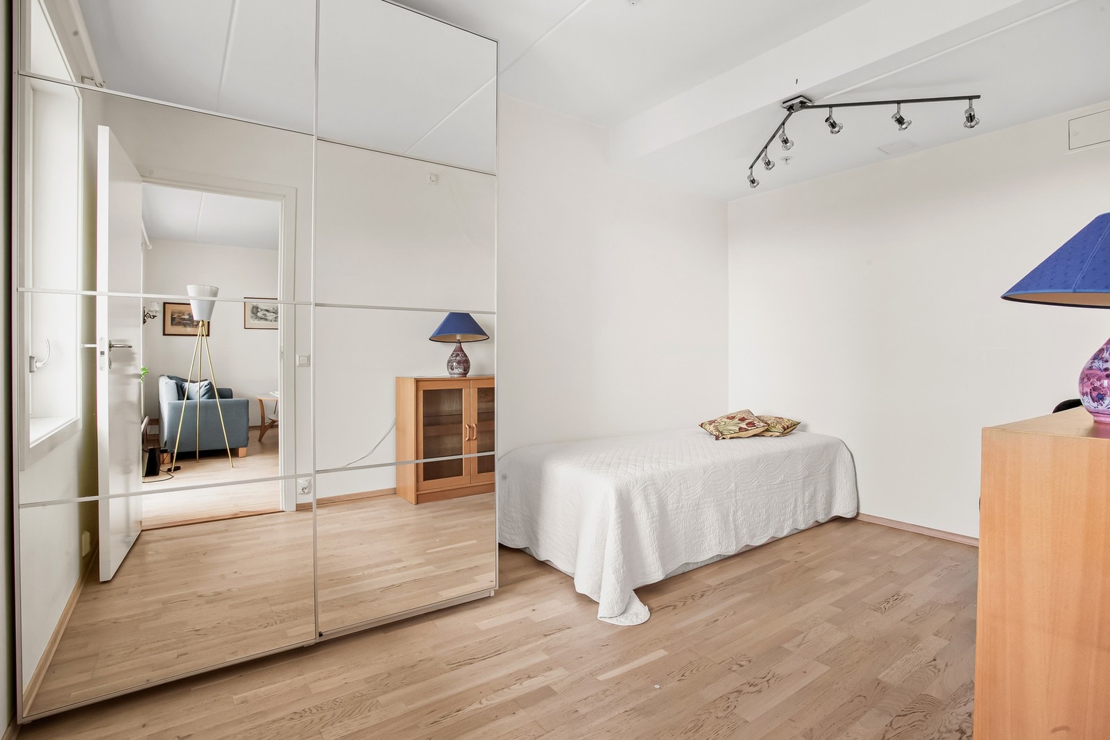 Romslig soverom med parkettgulv. Her det det plass for dobbeltseng med tilhørende nattbord. Galleribilde