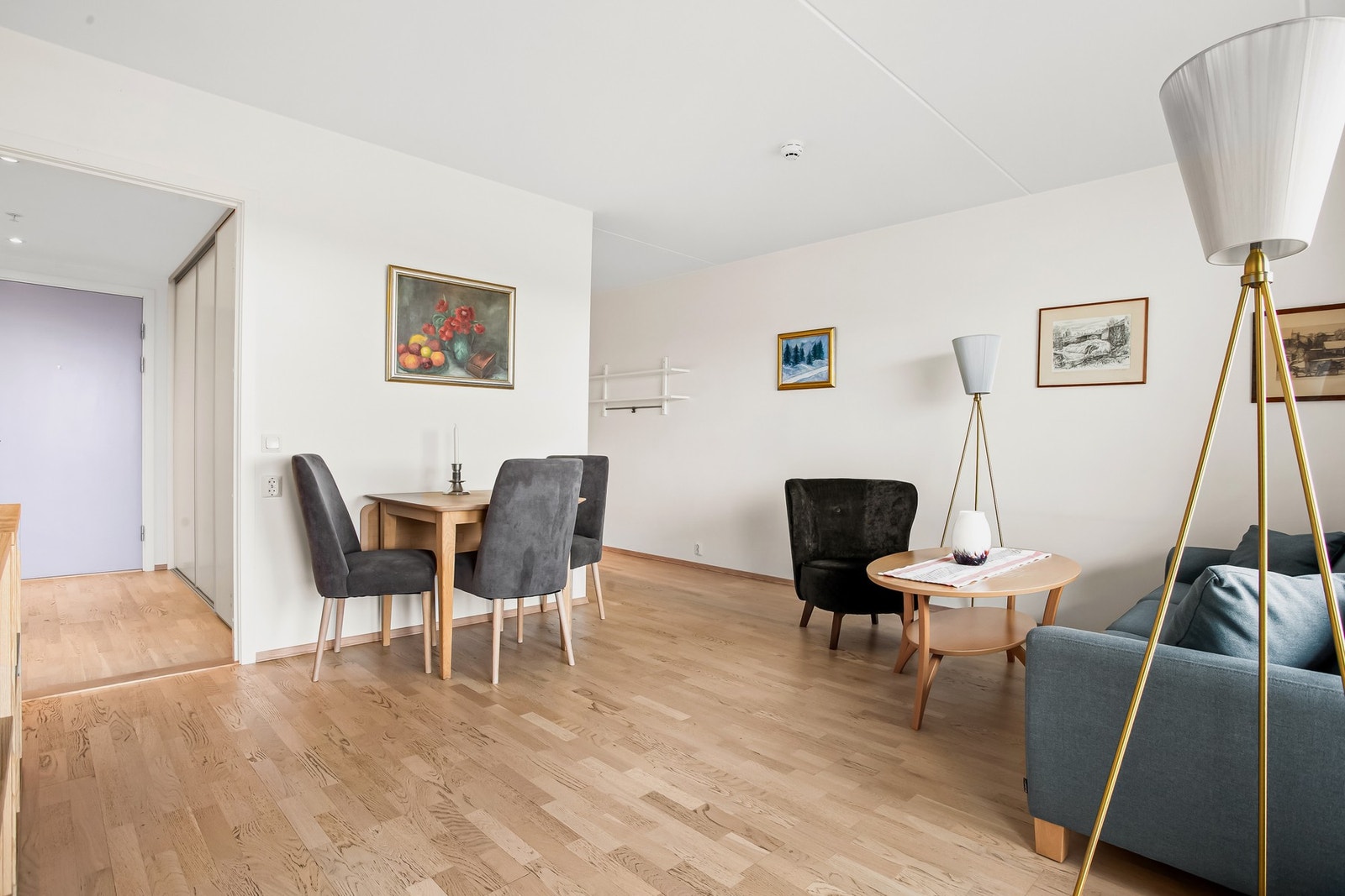 Stuen er holdt i lyse toner og det er god plass til både sofa, tv-møblement og spisebord i stuen. Galleribilde