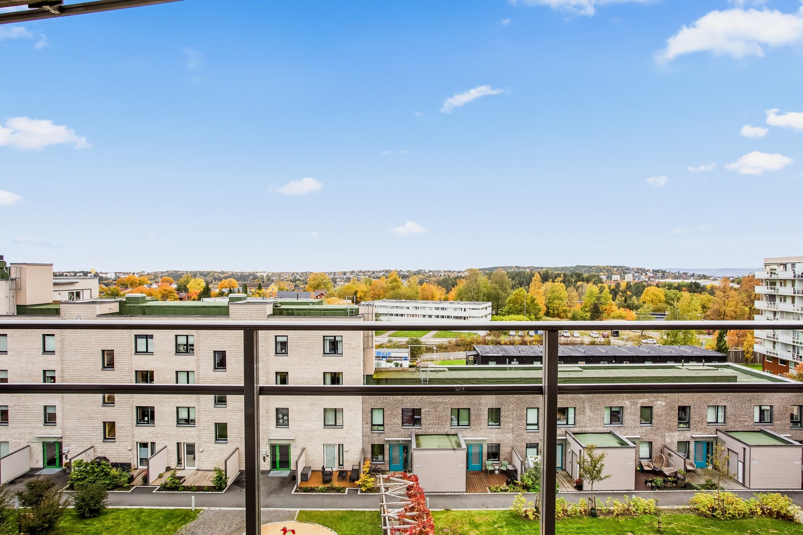 Flott utsikt. Boligen har en meget sentral og attraktiv beliggenhet i et attraktivt boligområde på Oppsal. Galleribilde