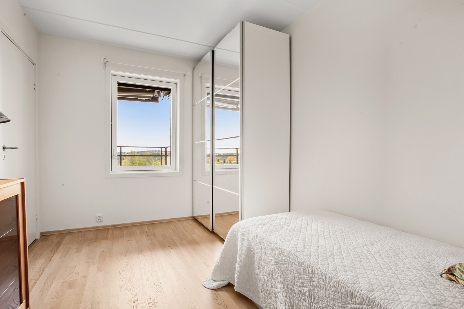 Et garderobeskap gir god plass for oppbevaring og oppheng av klær. For øvrig er det lagringsmuligheter i disponibel kjellerbod på ca. 5,2kvm. Galleribilde