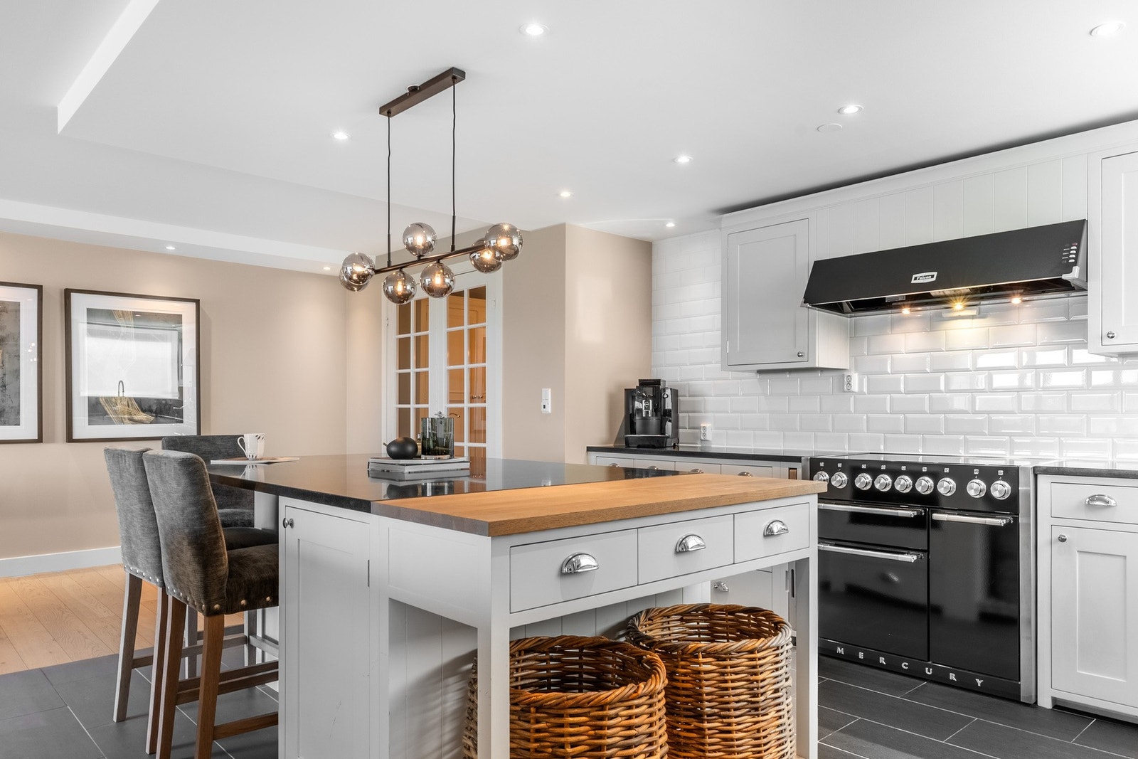 Kjøkkenet vender åpent mot stuen, som har god plass til både spisestue og sofagruppe. Galleribilde