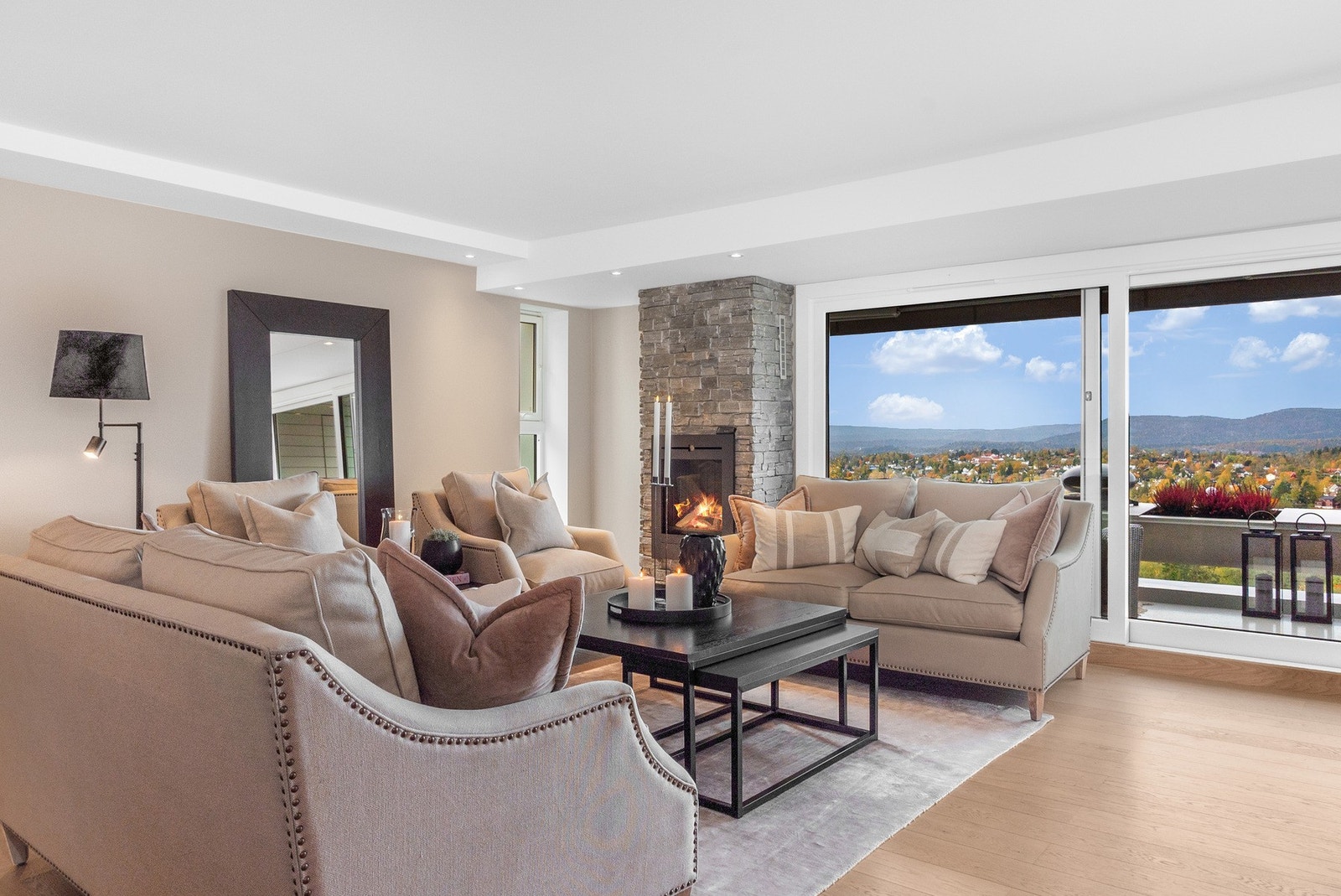 Planløsningen gir gode lysforhold, naturlige soner og en romfølelse som oppleves luftig og behagelig. Galleribilde