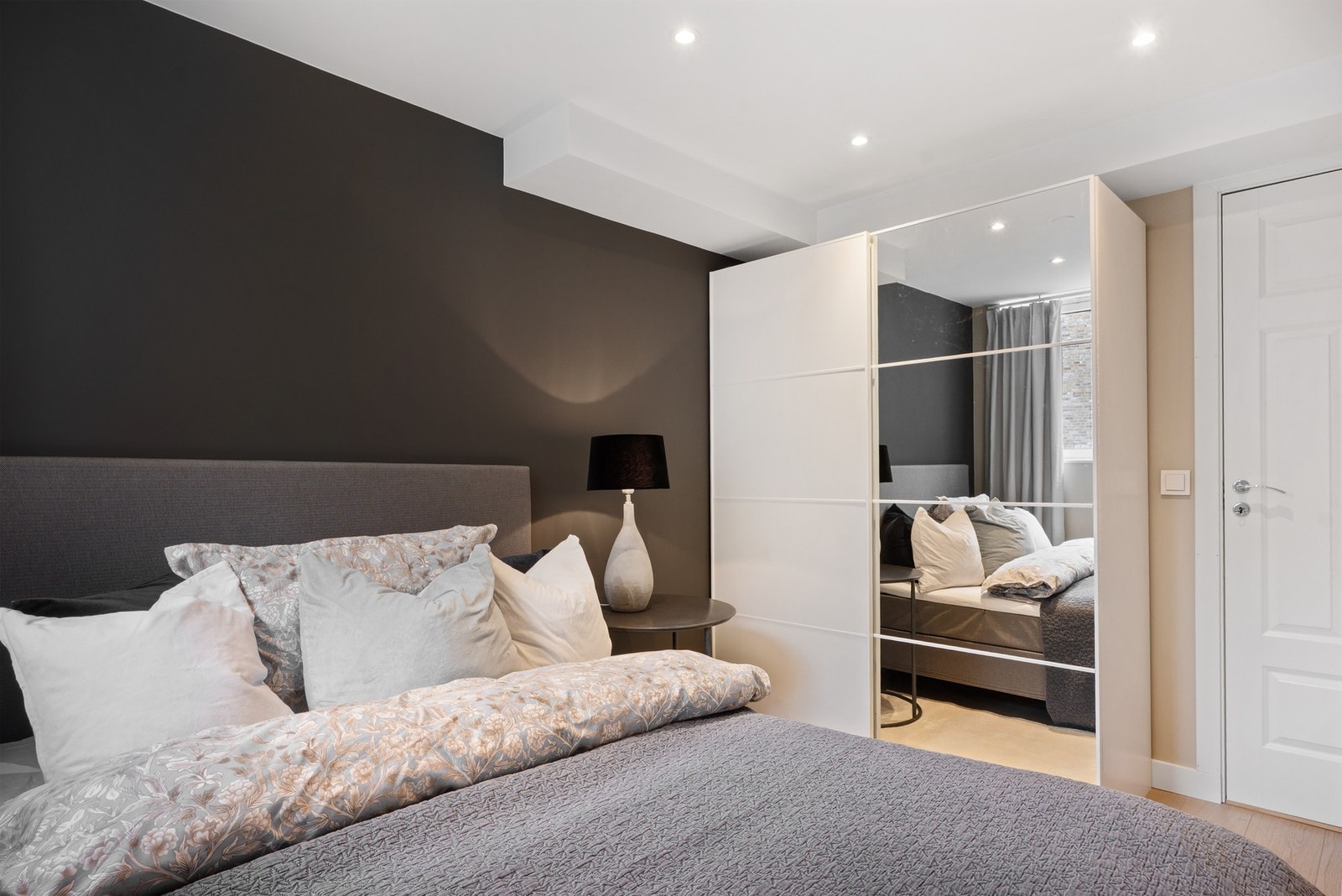 Alle overflater i boligen ble malt og pusset opp av nåværende eier i 2025. Galleribilde