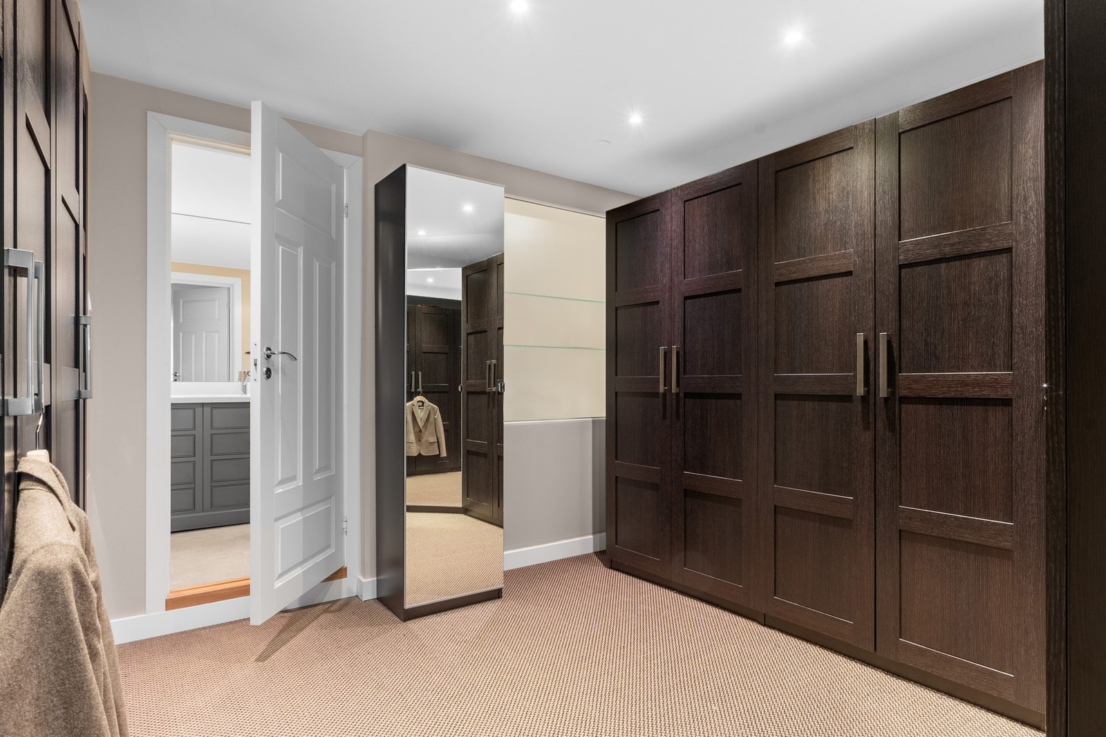 Det er også tilknyttet walk-in-garderobe som gir rikelig oppbevaringsplass. Galleribilde