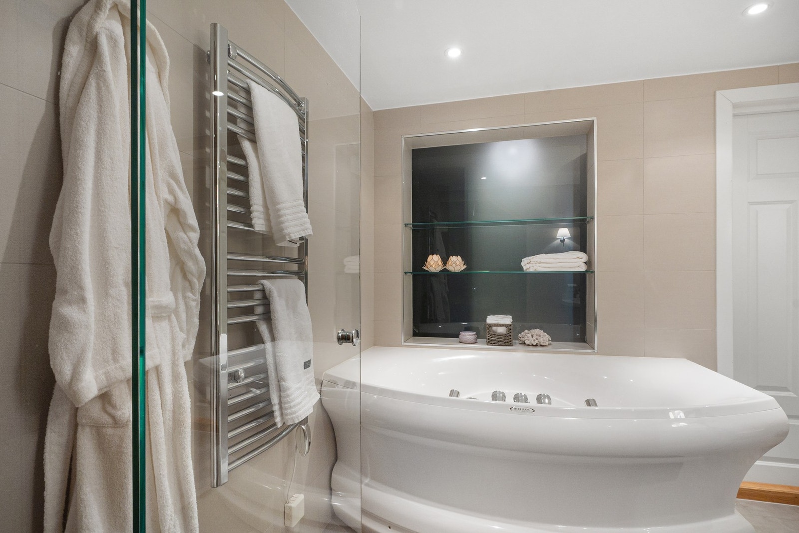 Badet har dobbel servant i møbel, vegghengt toalett, bidé, håndkletørker og badekar. Galleribilde