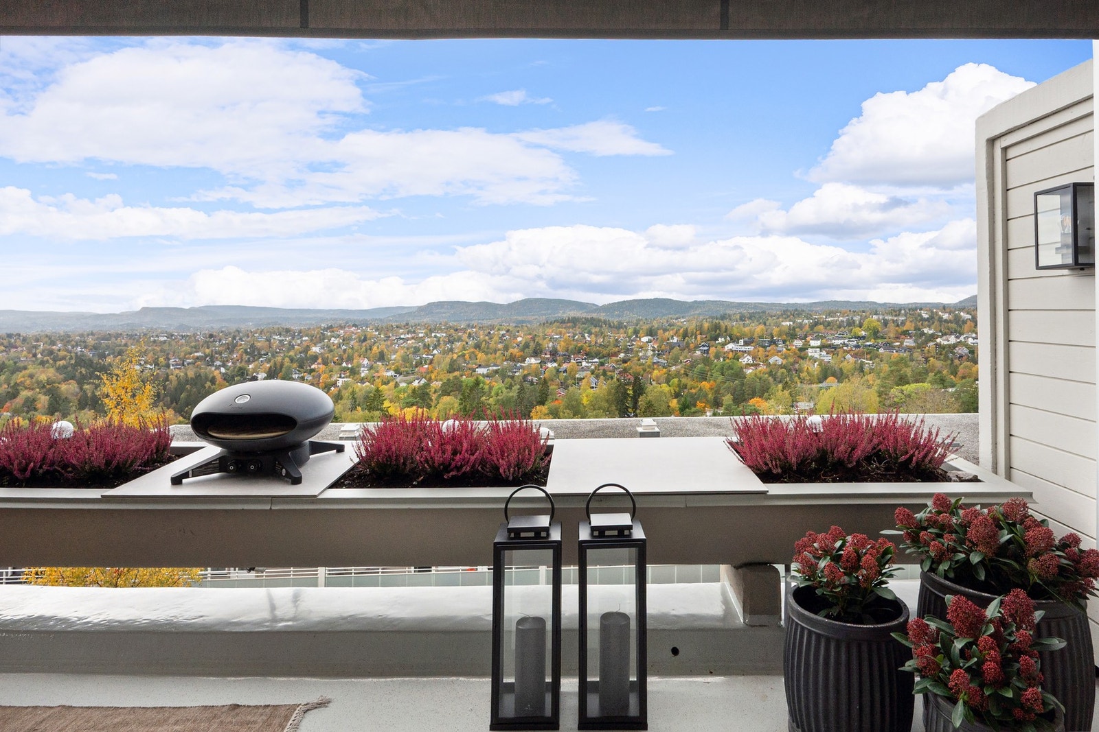 Den vestvendte balkongen på ca. 14 m² byr på gode solforhold fra ettermiddag til kveld. Galleribilde